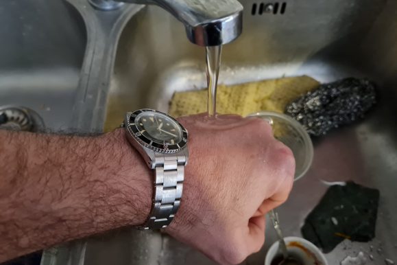 Lavare i piatti senza rovinare l’orologio? Ecco il tutorial (semi-serio)